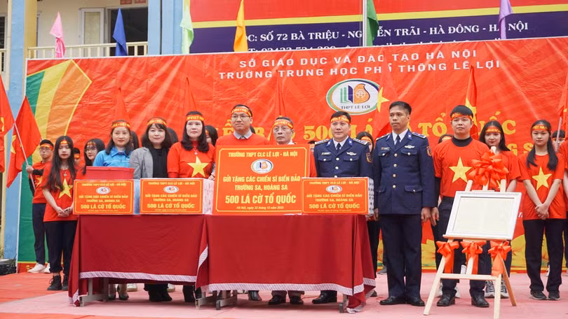 Lễ trao tặng 500 lá cờ Tổ Quốc cho các chiến sĩ tại Hoàng Sa, Trường Sa của trường THPT Lê Lợi – Hà Đông. Đại tá Nguyễn Đức Độ – Bí thư Đảng ủy – Chính ủy Trung tâm đào tạo và bồi dưỡng nghiệp vụ cảnh sát biển đã đích thân lên nhận.