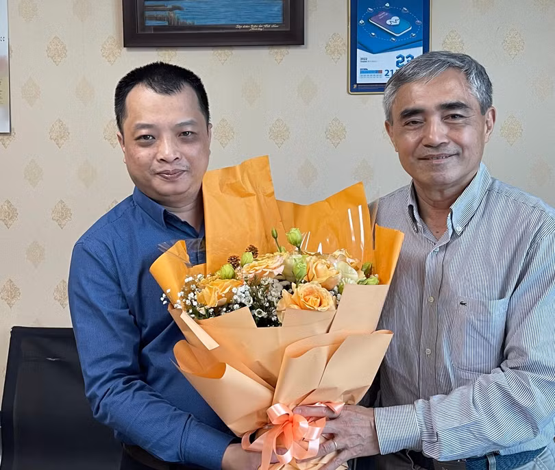Chủ tịch Nguyễn Minh Hồng trao Quyết định bổ nhiệm Viện trưởng Viện Chiến lược Chuyển đổi số cho ông Lê Nguyễn Trường Giang và tặng hoa chúc mừng.