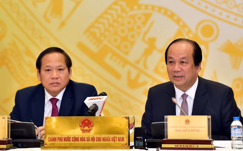 Bộ trưởng, Chủ nhiệm Văn phòng Chính phủ, Người phát ngôn của Chính phủ Mai Tiến Dũng (phải) và Bộ trưởng Bộ Thông tin và Truyền thông Trương Minh Tuấn đồng chủ trì phiên họp báo Chính phủ thường kỳ tháng 1/2017. 