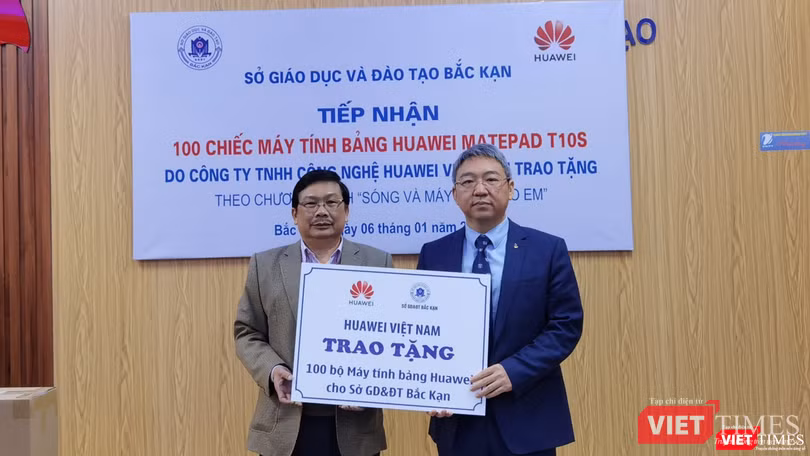 Huawei Việt Nam trao tặng 100 bộ máy tính bảng cho Sở Giáo dục &amp; Đào tạo tỉnh Bắc Kạn.