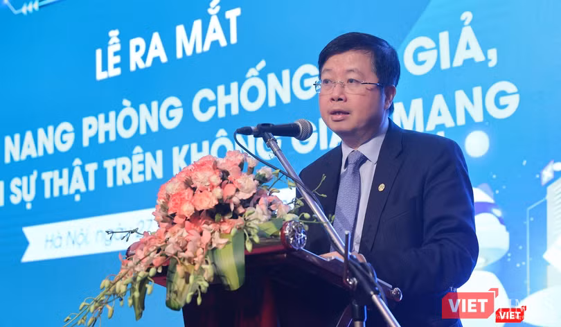 Theo Thứ trưởng Nguyễn Thanh Lâm, Cẩm nang phòng chống tin giả, sai sự thật trên không gian mạng sẽ trao cho người dùng internet công cụ nhận biết, ứng xử phù hợp, chung tay loại trừ những thông tin giả, tin sai sự thật Theo Thứ trưởng Nguyễn Thanh Lâm, Cẩm nang phòng chống tin giả, sai sự thật trên không gian mạng sẽ trao cho người dùng internet công cụ nhận biết, ứng xử phù hợp, chung tay loại trừ những thông tin giả, tin sai sự thật