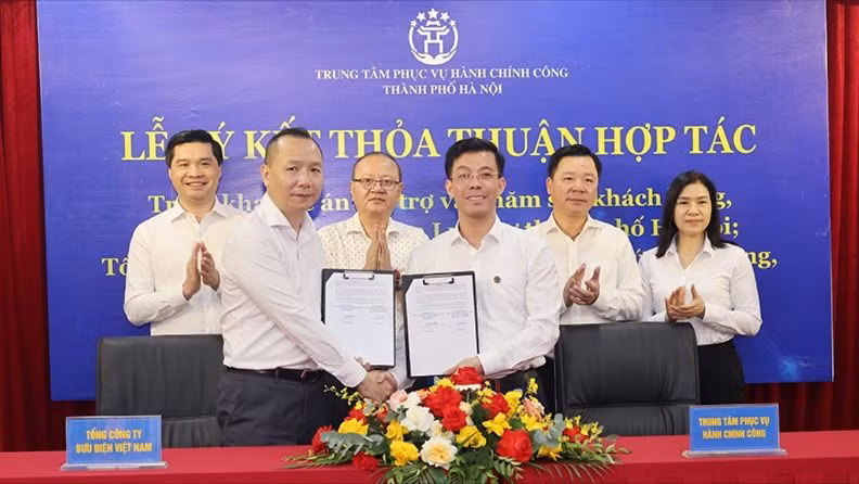 Đại diện Tổng công ty Bưu điện Việt Nam và Trung tâm phục vụ Hành chính công TP. Hà Nội ký kết thỏa thuận hợp tác triển khai cung ứng nhân lực hỗ trợ người dân thực hiện thủ tục hành chính.