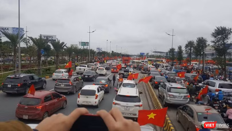 Hàng vạn người đội mưa rét, đứng dọc 30km đón mừng U23 Việt Nam ảnh 14