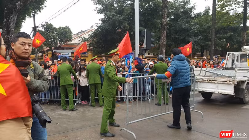 Hàng vạn người đội mưa rét, đứng dọc 30km đón mừng U23 Việt Nam ảnh 45