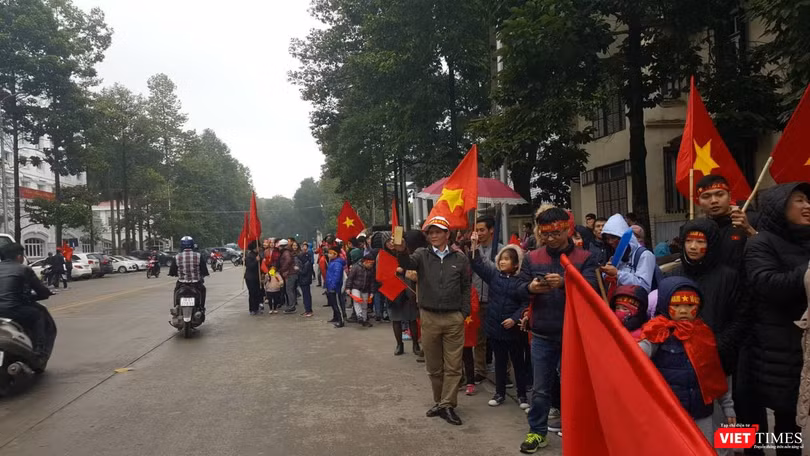 Hàng vạn người đội mưa rét, đứng dọc 30km đón mừng U23 Việt Nam ảnh 30