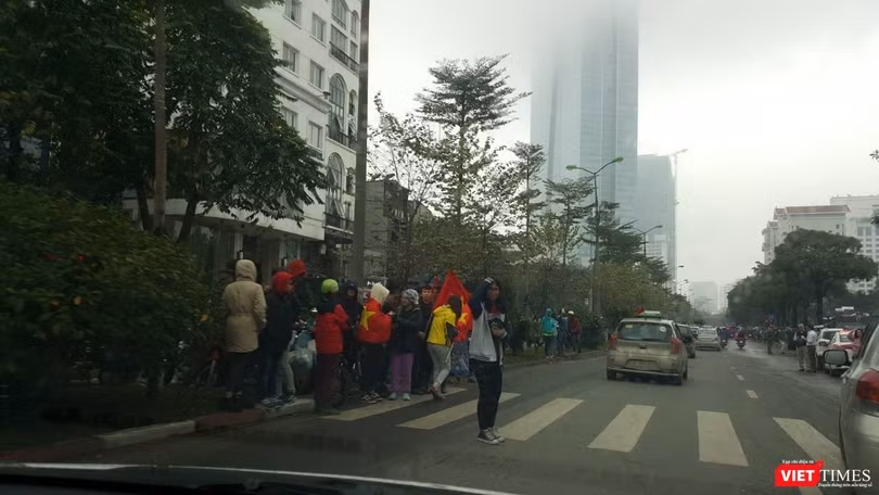 Hàng vạn người đội mưa rét, đứng dọc 30km đón mừng U23 Việt Nam ảnh 17