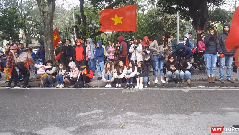 Hàng vạn người đội mưa rét, đứng dọc 30km đón mừng U23 Việt Nam ảnh 61