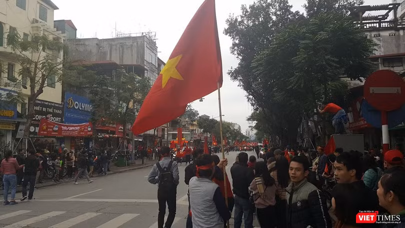 Hàng vạn người đội mưa rét, đứng dọc 30km đón mừng U23 Việt Nam ảnh 55