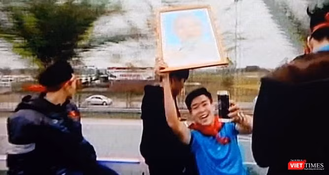 Hàng vạn người đội mưa rét, đứng dọc 30km đón mừng U23 Việt Nam ảnh 49