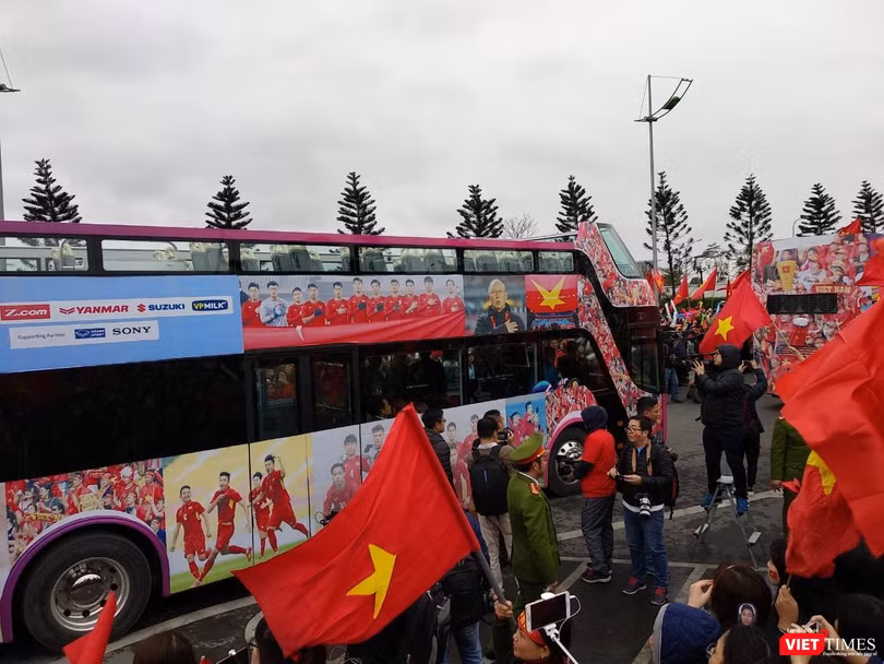 Hàng vạn người đội mưa rét, đứng dọc 30km đón mừng U23 Việt Nam ảnh 9