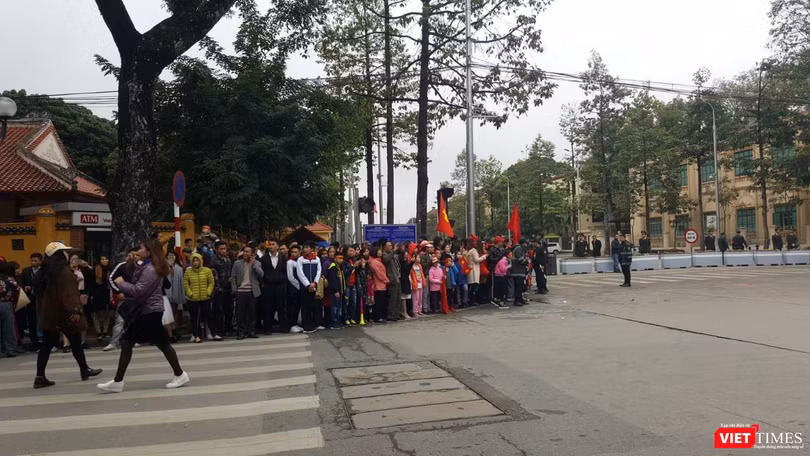 Hàng vạn người đội mưa rét, đứng dọc 30km đón mừng U23 Việt Nam ảnh 19