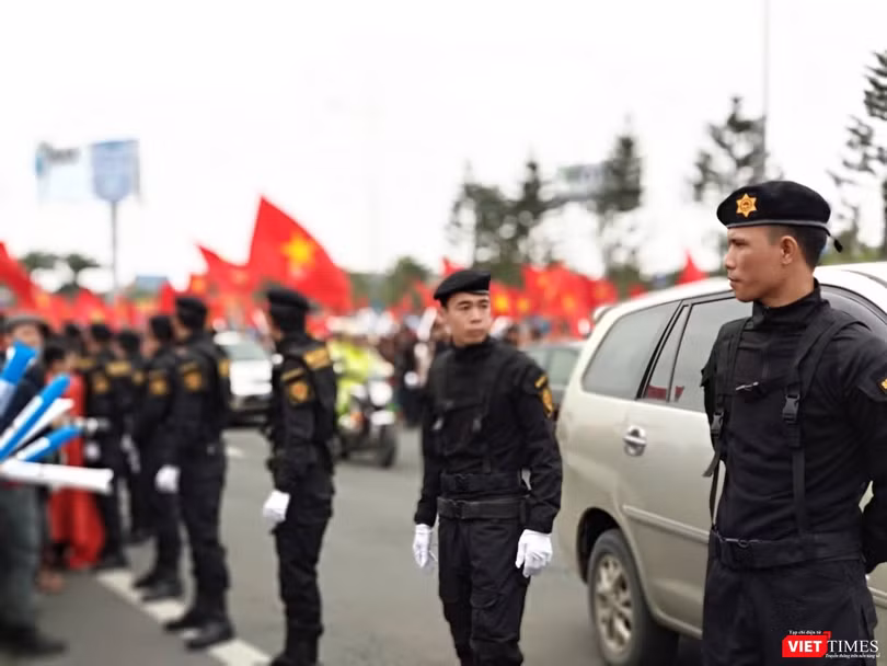 Hàng vạn người đội mưa rét, đứng dọc 30km đón mừng U23 Việt Nam ảnh 8