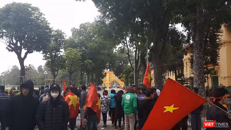 Hàng vạn người đội mưa rét, đứng dọc 30km đón mừng U23 Việt Nam ảnh 62
