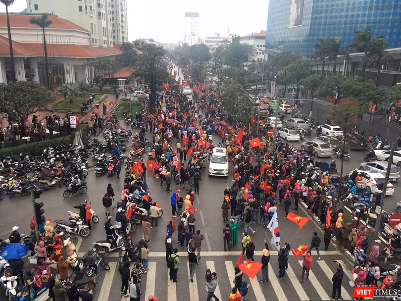 Hàng vạn người đội mưa rét, đứng dọc 30km đón mừng U23 Việt Nam ảnh 43