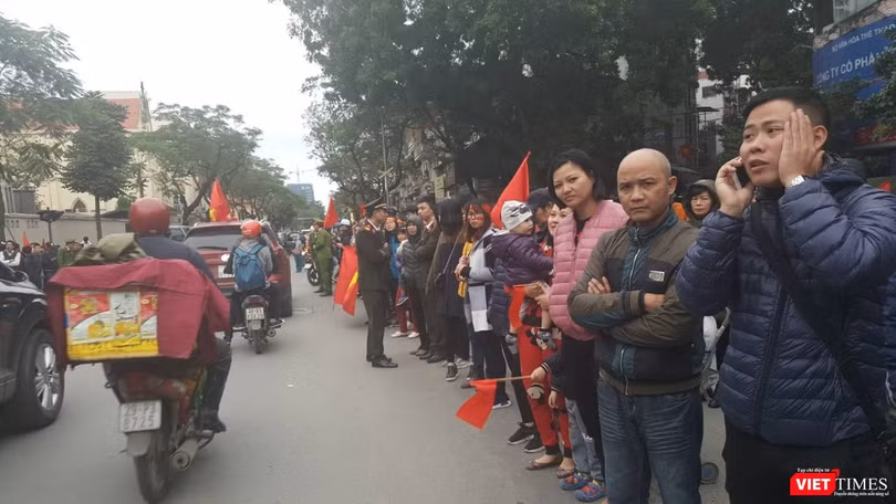 Hàng vạn người đội mưa rét, đứng dọc 30km đón mừng U23 Việt Nam ảnh 60