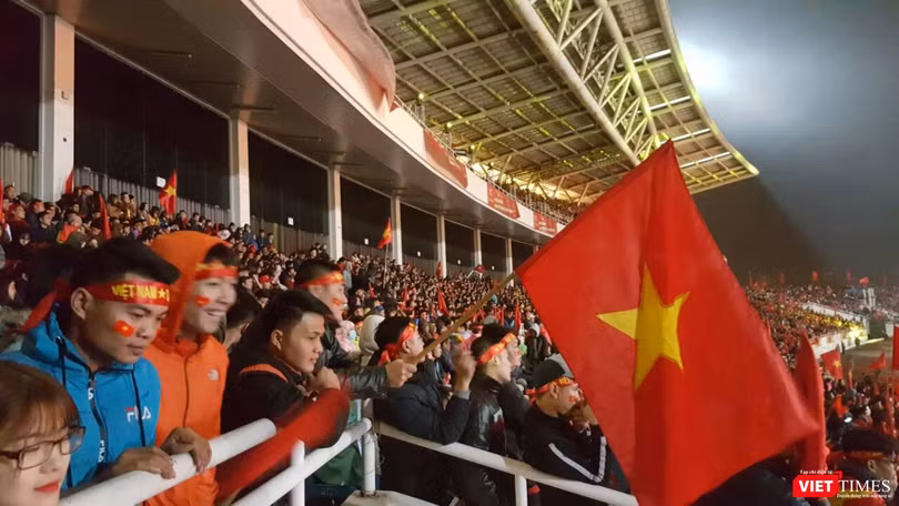 SVĐ Mỹ Đình kín chỗ từ rất sớm với một màu đỏ rực của lá Quốc kỳ.