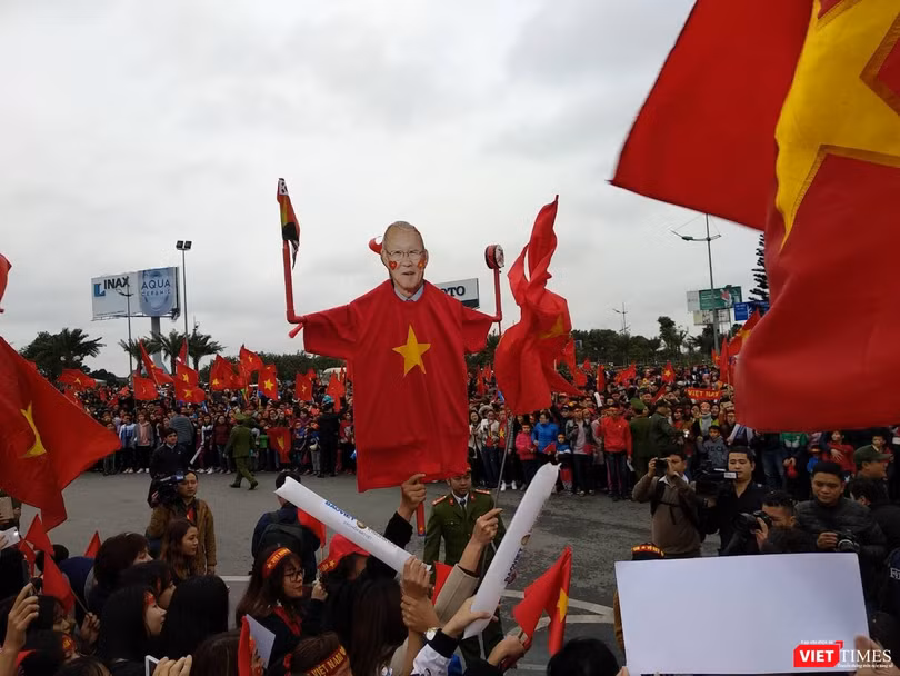 Hàng vạn người đội mưa rét, đứng dọc 30km đón mừng U23 Việt Nam ảnh 11