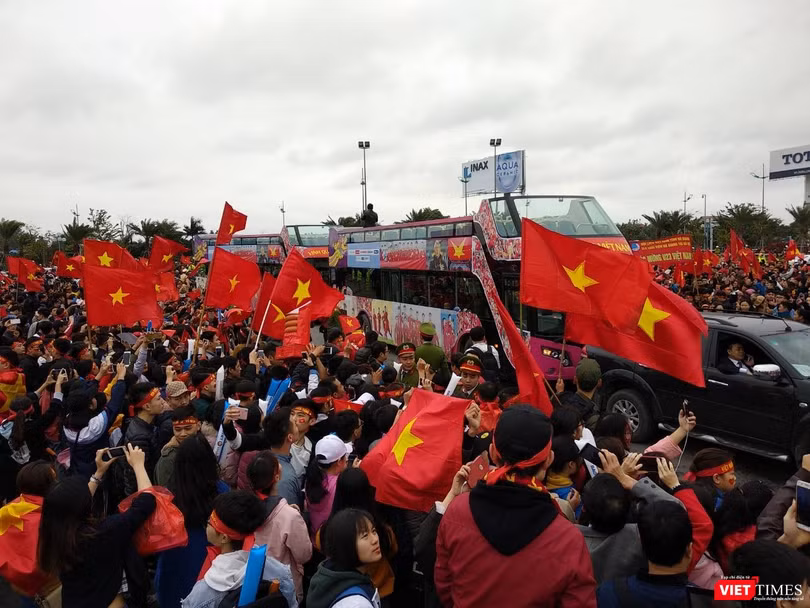 Hàng vạn người đội mưa rét, đứng dọc 30km đón mừng U23 Việt Nam ảnh 10