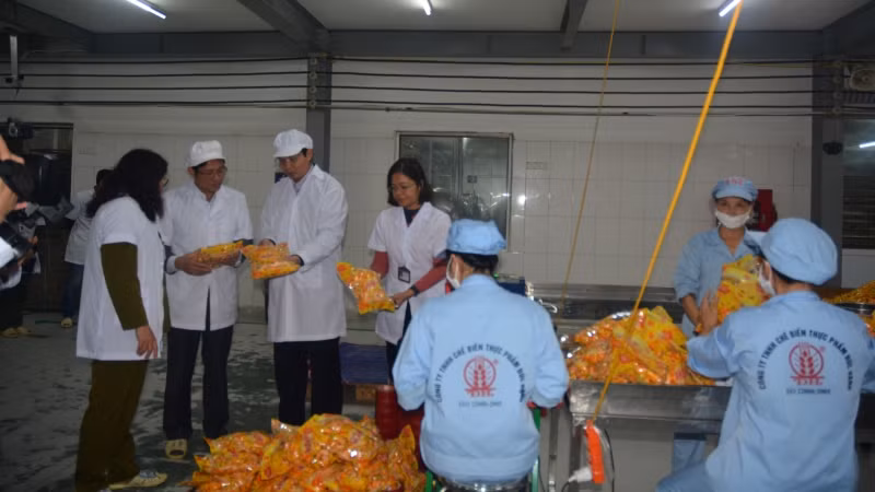 Lực lượng chức năng Hà Nội kiểm tra an toàn thực phẩm tại huyện Hoài Đức.