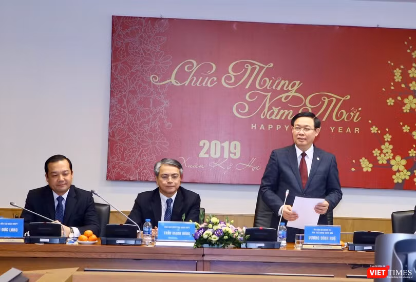 Phó Thủ tướng Vương Đình Huệ cùng lãnh đạo các bộ, ngành đã thăm và làm việc với Tập đoàn VNPT sáng nay (11/2).