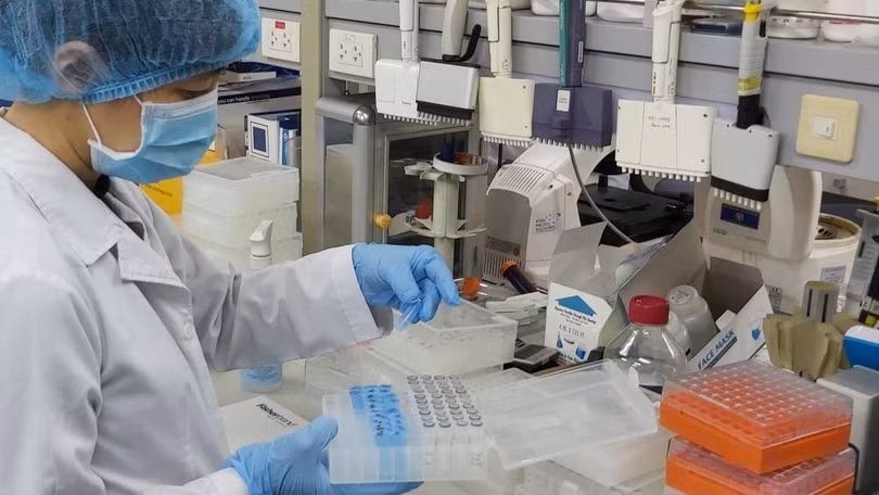 Việt Nam đã phát triển được loại sinh phẩm xét nghiệm PCR rất tốt thay thế nguồn nước ngoài. Sinh phẩm do Học viện Quân y phối hợp với công ty Việt Á phát triển. Ảnh minh họa: Bộ Y tế