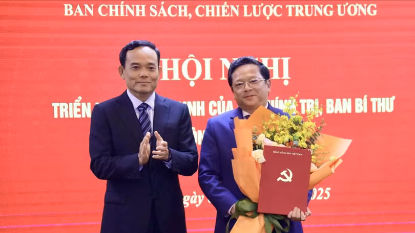 Ông Trần Lưu Quang trao quyết định điều động, phân công, bổ nhiệm cho ông Nguyễn Đức Hiển. Ảnh: kinhtetrunguong.vn.