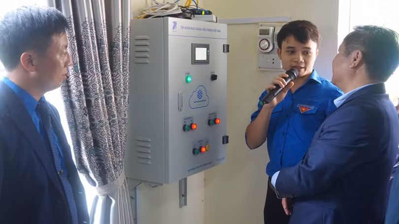 Kỹ sư của VNPT Technology giới thiệu với các đại biểu tham dự Lễ chuyển giao về cách sử dụng tủ điều khiển Vườn rau thông minh bên cạnh việc điều khiển qua điện thoại/máy tính