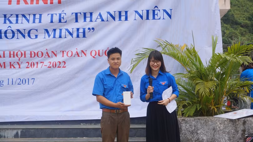 Chị Nguyễn Thị Hường – Đại diện Đoàn Thanh niên VNPT Technology trao tặng điện thoại Vivas Lotus S3 LTE cho Đoàn xã Bum Nưa
