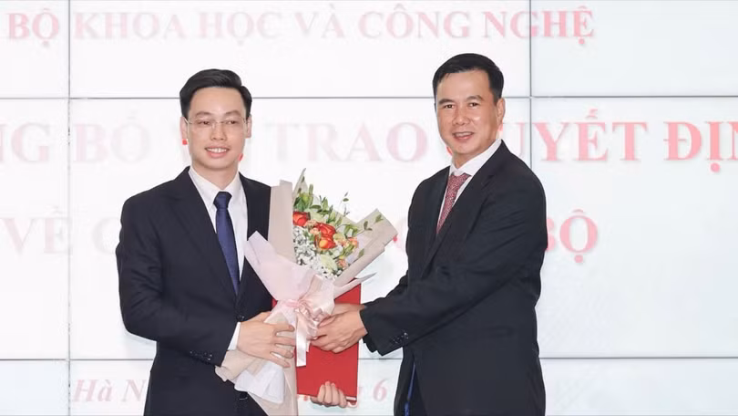 Thứ trưởng Bùi Thế Duy trao Quyết định Điều động và bổ nhiệm ông Trần Quang Hưng.jpg