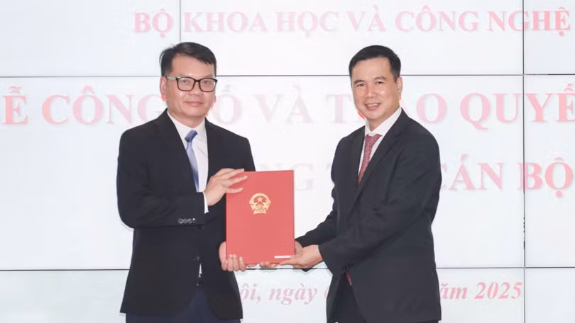 Thứ trưởng Bùi Thế Duy trao Quyết định Giao nhiệm vụ cho ông Trần Anh Tú.jpg