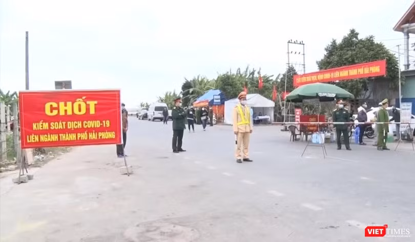 Nhiều địa phương thực hiện các biện pháp siết chặt quản lý người từ vùng dịch Hải Dương. Ảnh tại một chốt kiểm soát trên địa bàn Hải Phòng.