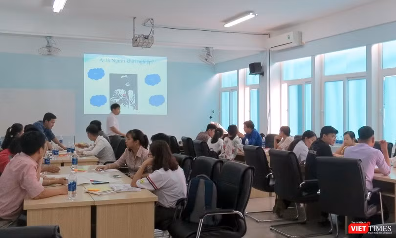 Các nhóm thảo luận tại khóa đào tạo đươc tổ chức tại Phân hiệu Đại học Huế tại Quảng Trị.