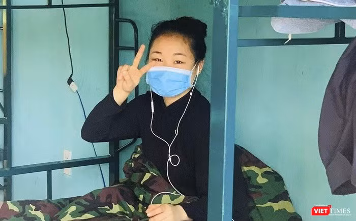 Công dân Việt Nam tại khu cách ly thuộc Trung tâm huấn luyện dự bị động viên (thuộc Bộ chỉ huy quân sự TP Đà Nẵng). Ảnh: Hồ Xuân Mai.