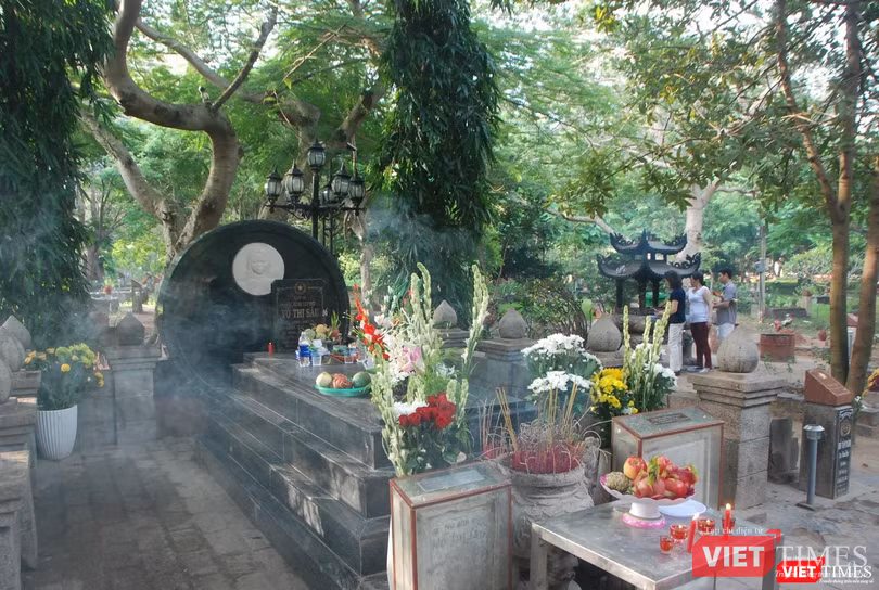 Khói hương không bao giờ tắt trên mộ cô Sáu Khói hương không bao giờ tắt trên mộ cô Sáu
