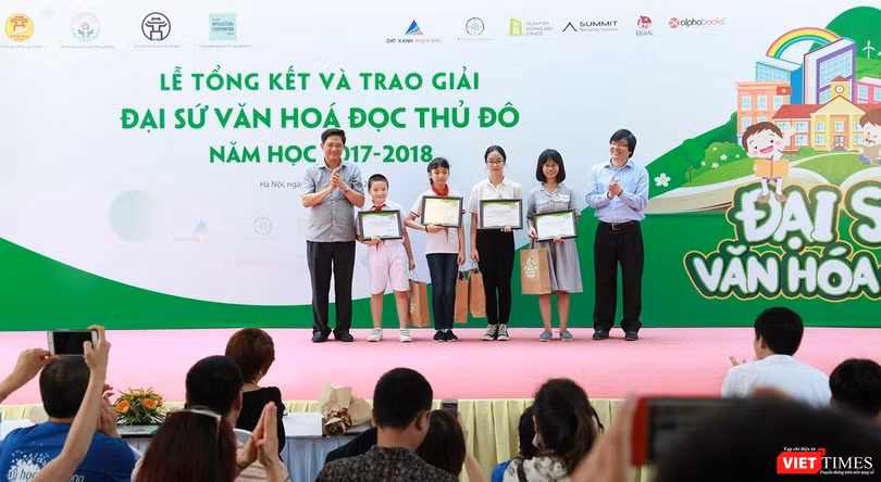 4 học sinh có bài dự thi xuất sắc nhất vừa được vinh danh Đại sứ Văn hóa đọc Thủ đô năm học 2017 - 2018 vào sáng nay (26/5).