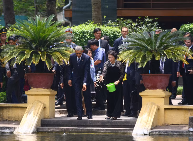 Sau cuộc hội đàm với Chủ tịch nước Trần Đại Quang, Tổng thống Mỹ Obama cùng Chủ tịch Quốc hội Nguyễn Thị Kim Ngân đi bộ từ Phủ Chủ tịch sang Nhà sàn Bác Hồ, dạo bước thong thả trong khu nhà sàn, cho cá ăn tại ao cá Bác Hồ.