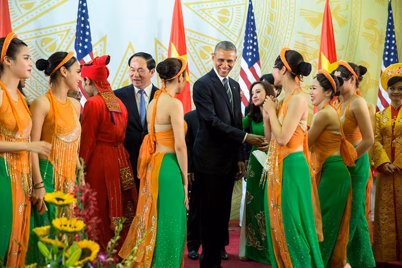 Ảnh Việt Nam đón Obama trang trọng và nồng hậu lên fanpage Nhà Trắng ảnh 7