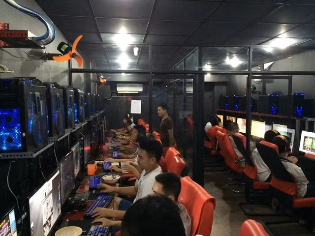 Dù ngồi trong phòng kín, nhưng áo ấm cũng không đủ ngăn được cái rét len lỏi khắp nơi. Game thủ này đã phải đắp thêm cho mình một chiếc chăn mỏng để có thể tiếp tục bám trụ.