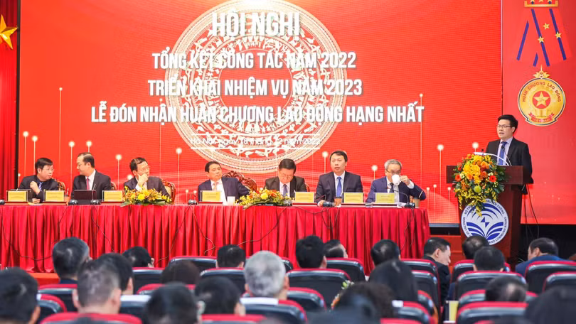 Ông Nguyễn Viết Lâm chia sẻ về kinh nghiệm thực chiến của Rikkeisoft trước Thủ tướng và đại diện lãnh đạo nhiều cơ quan, ban ngành.