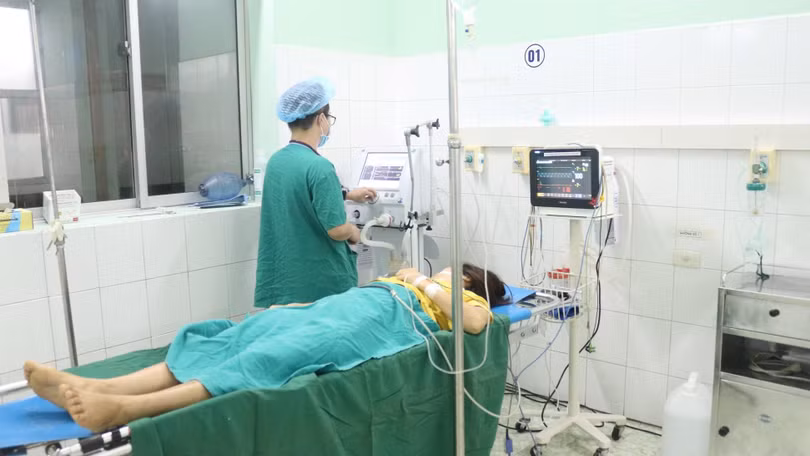 Bác sĩ của Bệnh viện đa khoa tỉnh Tuyên Quang chăm sóc cho bệnh nhân sau mổ.