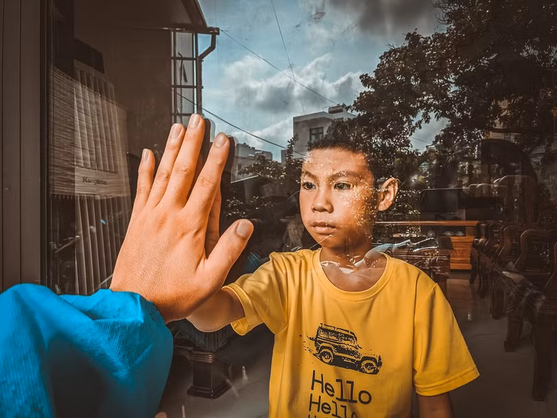 Tác phẩm “Ranh giới mong manh” với nhân vật là bé Gia Huy phải cách ly gia đình trong đại dịch - Tác phẩm đoạt giải Nhất hạng mục ảnh chụp bằng điện thoại
