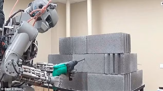 Người máy này có thể làm việc cả trong chế độ giám sát - kiểm soát và tự vận hành.