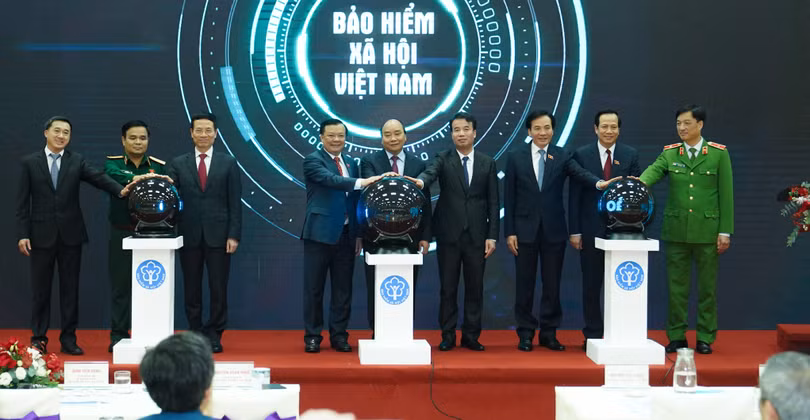 Thủ tướng Nguyễn Xuân Phúc bấm nút công bố ứng dụng 'Bảo hiểm xã hội số' trên thiết bị di dộng. Ảnh: VGP.