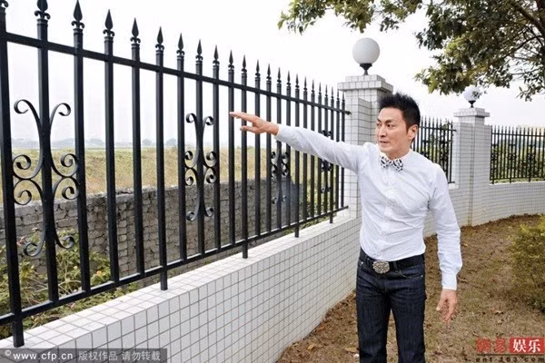 Hà Gia Kính xuất hiện trong khuôn viên cơ ngơi kinh doanh trị giá hàng trăm triệu NDT của mình (năm 2014).