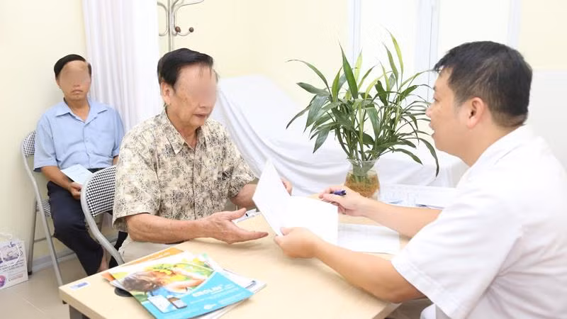Bác sĩ khám miễn phí cho bệnh nhân (Ảnh minh họa)