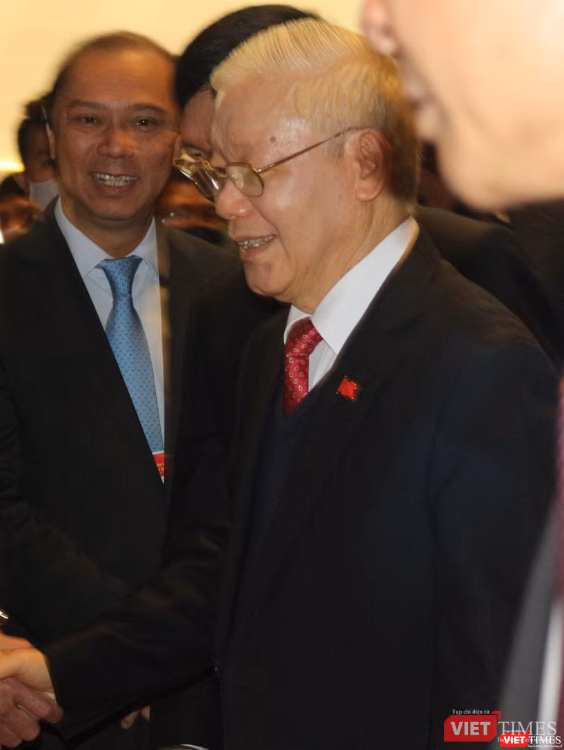 Tổng Bí thư Nguyễn Phú Trọng tươi cười bước vào Trung tâm báo chí.