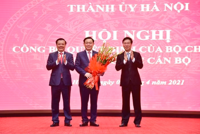 Thường trực Ban Bí thư Võ Văn Thưởng và Bí thư Thành ủy Hà Nội Đinh Tiến Dũng tặng hoa chúc mừng Chủ tịch Quốc hội Vương Đình Huệ. Ảnh: UBND TP. Hà Nội