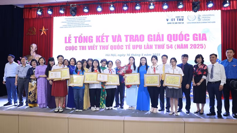 Dai bieu va hs chup anh luu niem.JPG