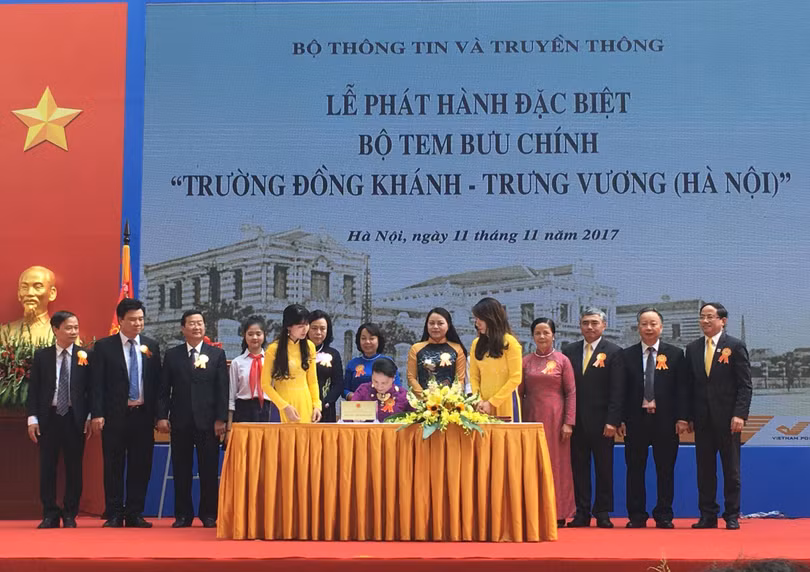 Bà Nguyễn Thị Kim Ngân – Uỷ viên Bộ Chính trị, Chủ tịch Quốc hội Nước thực hiện nghi thức ký phát hành đặc biệt bộ tem “Trường Đồng Khánh - Trưng Vương (Hà Nội)”. Ảnh: MĐ.