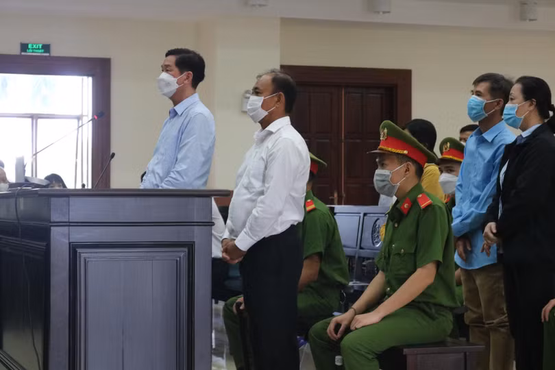 Bị cáo Trần Vĩnh Tuyến, Lê Tấn Hùng tại phiên tòa phúc thẩm sáng nay 